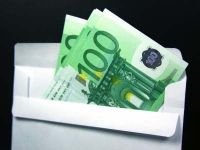 Юрконсультант пойман с поличным при получении взятки в 15000 евро