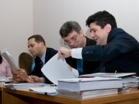 Немцов, Милов и юристы Тимченко в ожидании судьи - наблюдения фотокорреспондента Право.Ru — фото 7 