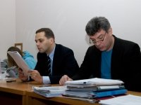 Немцов, Милов и юристы Тимченко в ожидании судьи - наблюдения фотокорреспондента Право.Ru — фото 6 