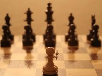 Красноярец погасил долг по алиментам шахматами из серебра и золота