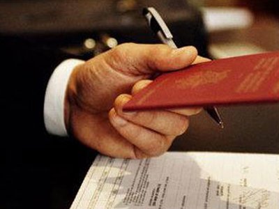 Чиновники ФМС зря не выдали загранпаспорт женщине, расписавшейся в паспорте РФ синими чернилами