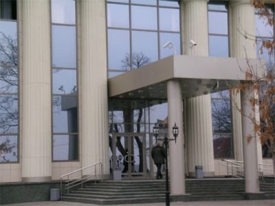 Адвокат свидетеля по &quot;делу Буданова&quot;, расколовший дверь Мосгорсуда, оштрафован на 1000 руб.