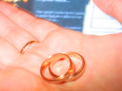 Приставы арестовали золотое кольцо с пальца бизнес-леди, чтобы подстегнуть ее заплатить долг в 900000 руб.