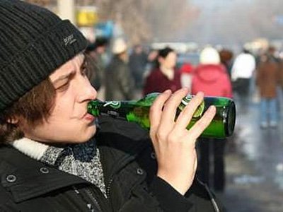 Дума разрешит временно закрывать магазины за продажу пива подросткам