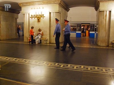 Пассажиры метро лишаются мобильников под голос диктора - ГУВД