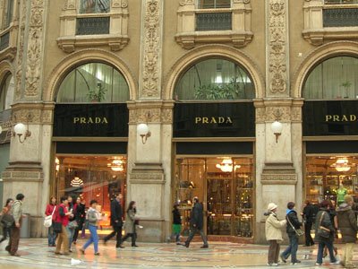 Экс-сотрудница обвиняет руководство Prada в дискриминации