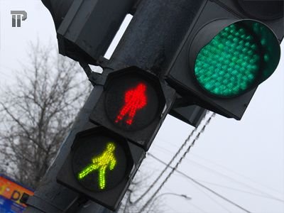 По требованию прокурора суд обязал Администрацию г. Лесосибирск оборудовать опасный участок дороги светофором