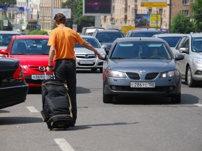 Правительству завтра предложат увеличить с двух до 100000 руб. штрафы для нелегальных таксистов