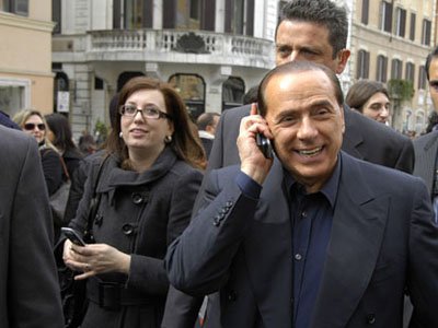 Берлускони не удалось спрятаться за министерским креслом
