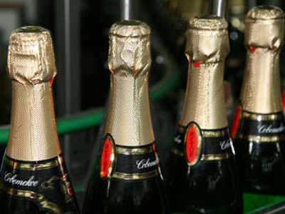 Пенсионер отсудил 60000 руб. за взорвавшуюся бутылку шампанского в Metro Cash &amp; Carry