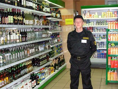 Охранник магазина, покалечивший посетителя, пытавшегося украсть две бутылки водки, получил 1,7 года