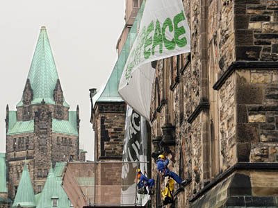 Активистов Greenpeace арестовали на крыше канадского парламента
