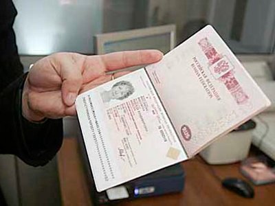 Россиянам дадут право иметь два загранпаспорта