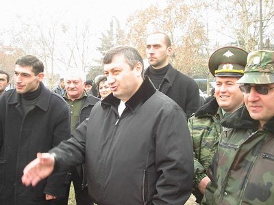 Президент Южной Осетии уйдет в отставку и попросит снять главу ВС республики