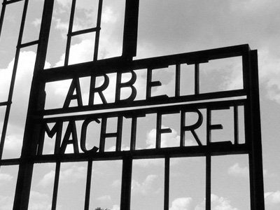 Укравшие вывеску в Освенциме не явились в тюрьму