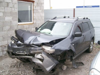 Владелец машины, на которую упал кусок кровли, отсудил 72000 руб.