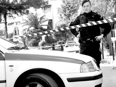 Захвативший заложников грабитель сдался полиции Греции