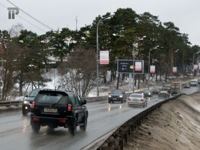 Прокуратура проверяет законность взимания платы с водителей на частной дороге и мосту 