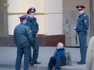 В Москве возбуждено дело на полицейских, пытавшихся отобрать у бомжа 1,7 млн руб.