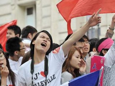 Полиция разогнала манифестацию китайцев в Париже
