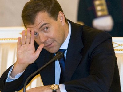 Медведев поручил ужесточить санкции к должникам по услугам ЖКХ