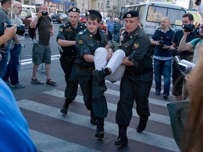 Медведев предложил вернуть милиции ее прежнее название - полиция