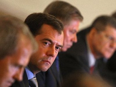 Медведев грозит главам энергохолдингов увольнением за ЧП