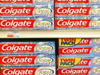 Colgate обвинили в нарушении патента на упаковку для зубных щеток