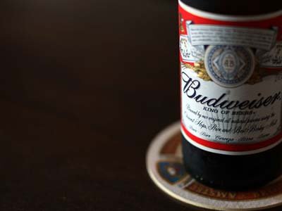 Производитель пива Budweiser судится с бейсбольной лигой США
