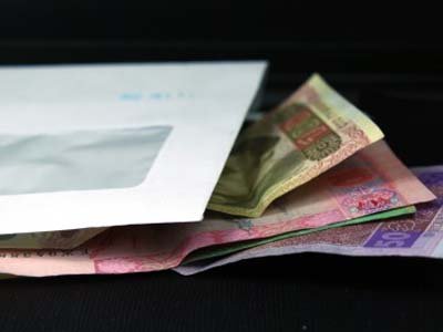 Налоговики Украины предлагают штрафовать работников за зарплату в конверте