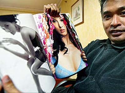 В Индонезии экс-редактора Playboy хотят задержать за фото моделей