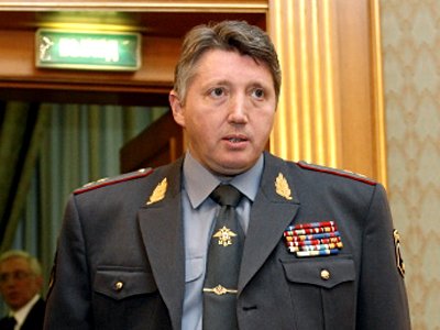 Уволенного главу ГУМВД Санкт-Петербурга выставляют из кабинета со снецназом