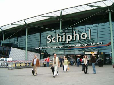 Арестованные в аэропорту Нидерландов подозрительные пассажиры освобождены