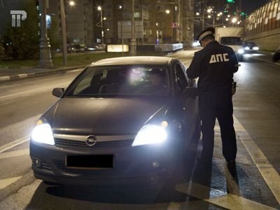 Суд пожалел водителя, протащившего полицейского за автомобилем больше 100 метров
