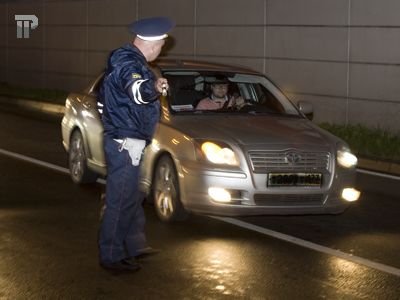 Экс-майор МВД и сотрудник ГИБДД попались на продаже документов, запрещающих досмотр машины, за $75000