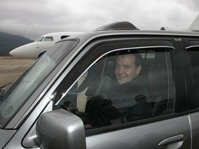 Медведев разрешил использование земельных участков на полосах отвода автодорог на условиях сервитута