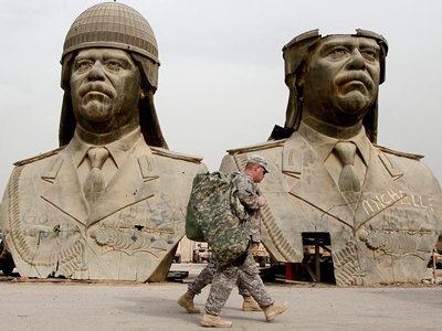Британец арестован за попытку продать предмет иракского культурного наследия — ягодицу статуи Саддама Хуссейна