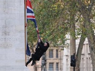 Сына гитариста Pink Floyd арестовали за осквернение британского флага