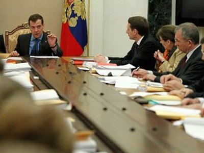 Медведев поручил главе ФНС Мишустину подключиться к проверке доходов чиновников
