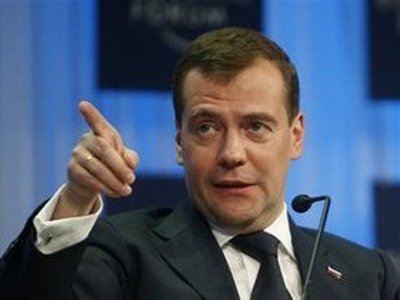 Медведев присвоил звания прошедшим переаттестацию полицейским