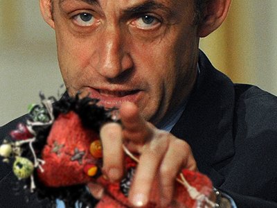 Президент Франции требует изъять из продажи свою куклу-вуду
