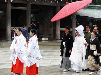 Японки добиваются возможности сохранять девичью фамилию после брака