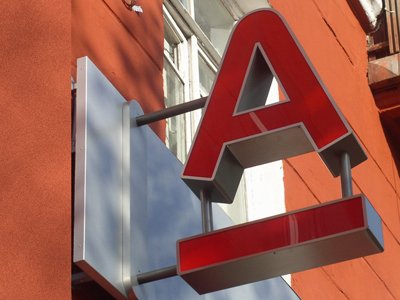 Альфа-банк оспорил сделку &quot;дочки&quot; Societe Generale и филиала Renault в России