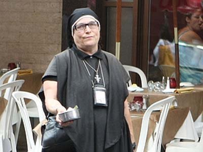 В Нью-Йорке судят монахиню-самозванку, собирающую деньги для мафии