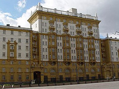 Американское посольство в Москве приостановило выдачу виз