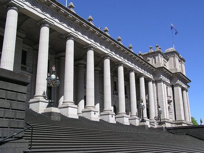 Мужчина, обвязавшийся взрывчаткой, удерживает свою дочь в суде Сиднея