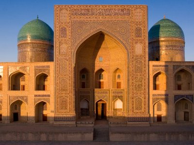 Казахских туристов задержали в Узбекистане за контрабанду оружия