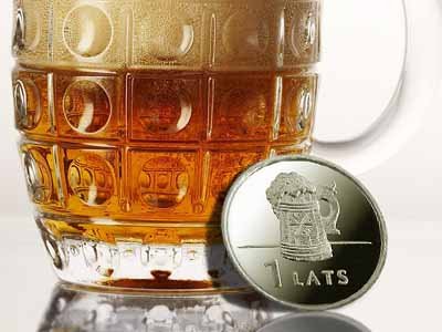 Минздрав Латвии пожаловался на рекламу пива на монетах в 1 лат