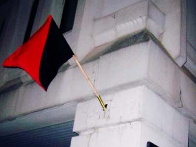 Вынесен приговор за подмену государственного флага анархистским