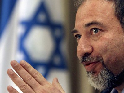 Главу МИД Израиля вызовут в суд по подозрению в финансовых махинациях